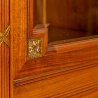 Vitrinenschrank Nussbaum – Bild 5