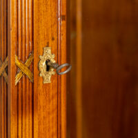Vitrinenschrank Nussbaum – Bild 6