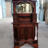 Klassischer Jugendstilschrank