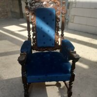 Royalblauer Armsessel und 6 Stühle