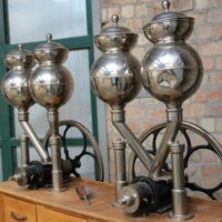Antike Kaffeemühle mit 4 Eingabetrichter – Bild 3