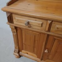 Antiker Beistellschrank mit Aufsatz – Bild 3