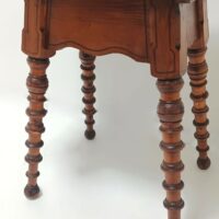 Antiker Beistelltisch Nussbaum – Bild 3
