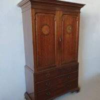 Stilvoller Jugendstil Schrank