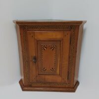 Kleiner antiker Hängeschrank