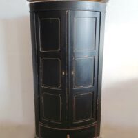 Stilvoller Biedermeier Eckschrank