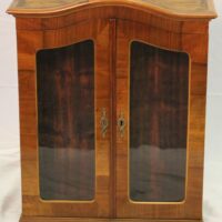 Biedermeier Hängevitrinenschränkchen