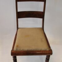Antiker Stuhl Nussbaum – Bild 2