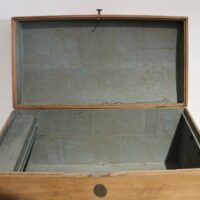 Biedermeier Runddeckeltruhe Eiche – Bild 3