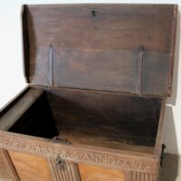 Runddeckeltruhe Rokoko Eiche massiv – Bild 4