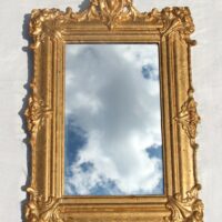 Spiegel mit Stuckrahmen im Hochformat